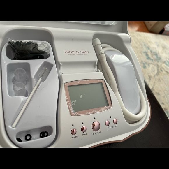 EUC Trophy Skin MicrodermMD - Picture 2 of 10